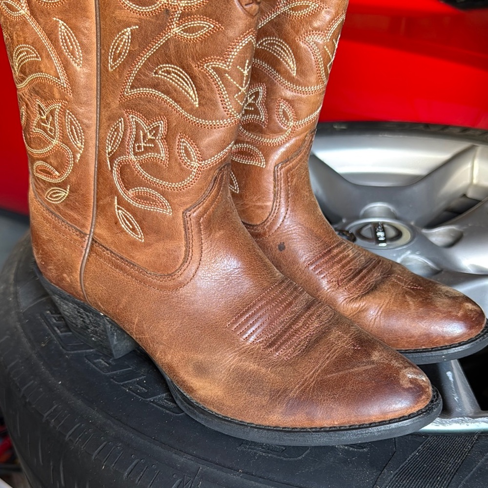 Ariat Brown Leather Cowboy Boots with Embroidery